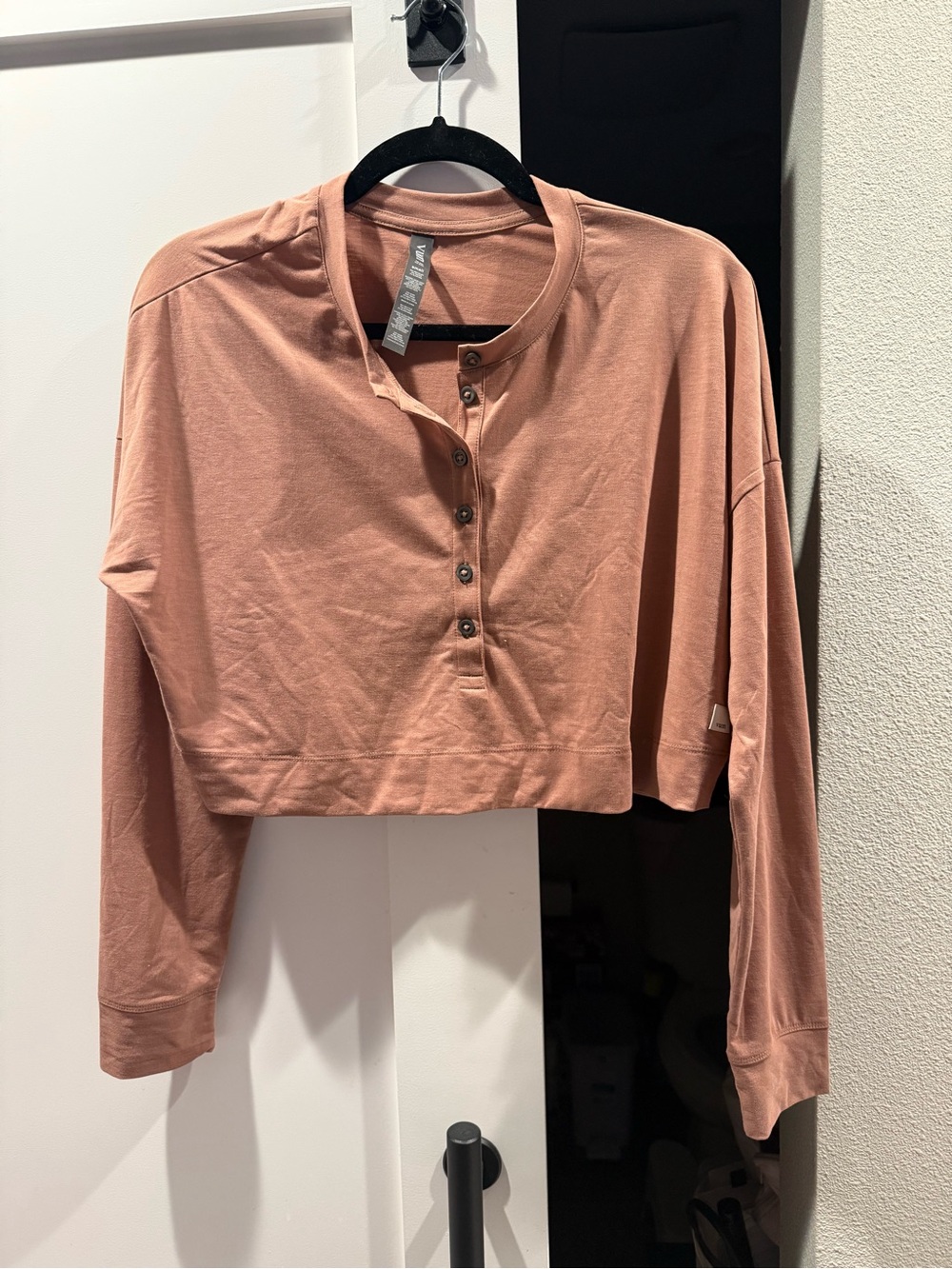 Vuori Cropped Henley Top in Dusty Rose